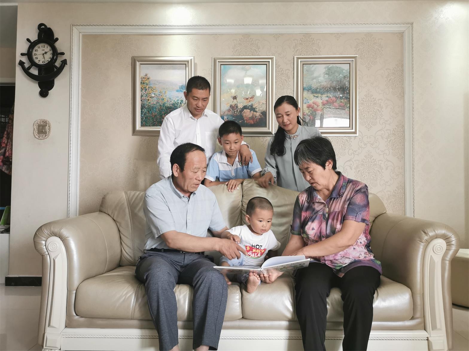 李继彬家庭：这是一个爱读书的家庭，亲子共读是一天中最快乐的时光。.jpg